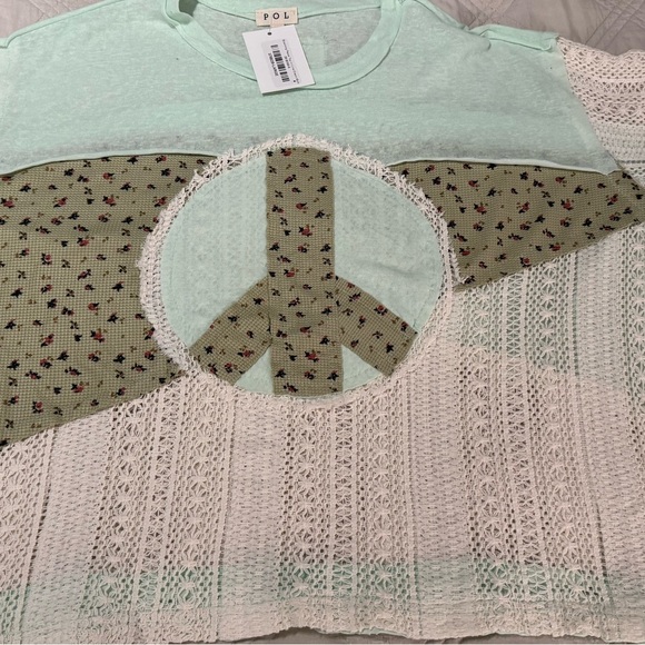😍POL Blooming Patchwork Peace Top😍 - Picture 9 of 9